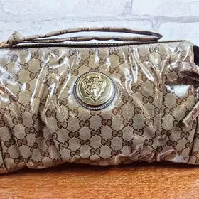 Metallic patterned clutch with a short handle